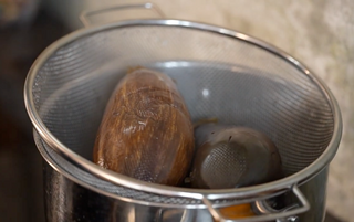 Cuire les aubergines entières à la vapeur. Elle...