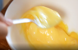 Battre les oeufs dans un bol, ajouter une pincé...