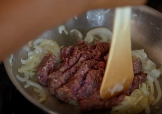 Dans une poêle, faire revenir à feu doux l'ail ...