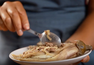 Fourrer l'aubergine avec la farce au haché, rec...