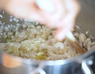 Émincer les oignons et les laisser suer dans un...