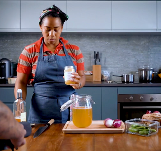 Dans un grand bocal en verre type Le Parfait, v...