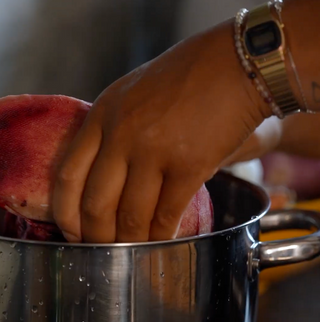 Blanchir la langue en la faisant bouillir 30min...