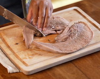 Couper la langue en tranches de 3-4cm d'épaisseur.