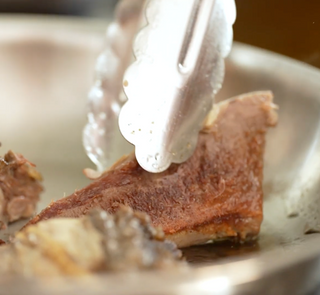 Chauffer une poêle à feu moyen. Cuire 2min de c...