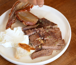 Disposer sur une assiette la langue snackée ave...