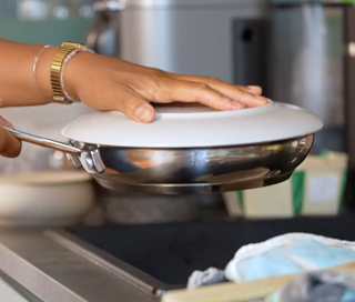 Utiliser une assiette pour retourner l'aubergin...