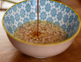 Pour la sauce, ciseler une échalote, ajouter du...