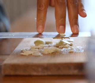 Pendant ce temps, écraser les gousses d'ail ave...