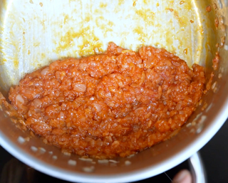 Ajouter 2 CàS de concentré de tomates ainsi que...