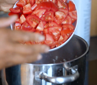 Ajouter les tomates, quelques brins de thym et ...