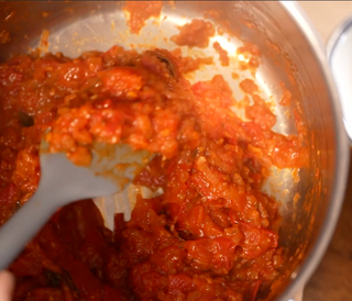 La sauce tomate est prête lorsqu'elle a suffisa...