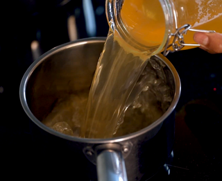 Verser le mélange dans une casserole et porter ...