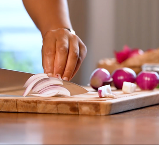 Couper les oignons et les mini concombres dans ...