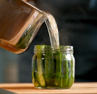 Disposer les pickles d'oignon et de mini concom...