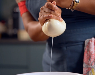 Presser pour évacuer toute l'eau du yaourt.