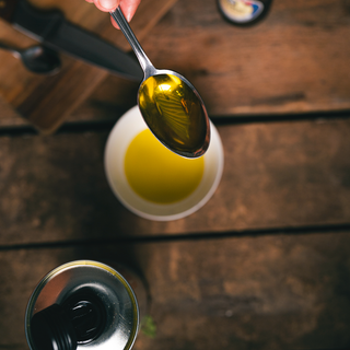 Dans un bol, ajoutez 4 CàS d'huile d'olive